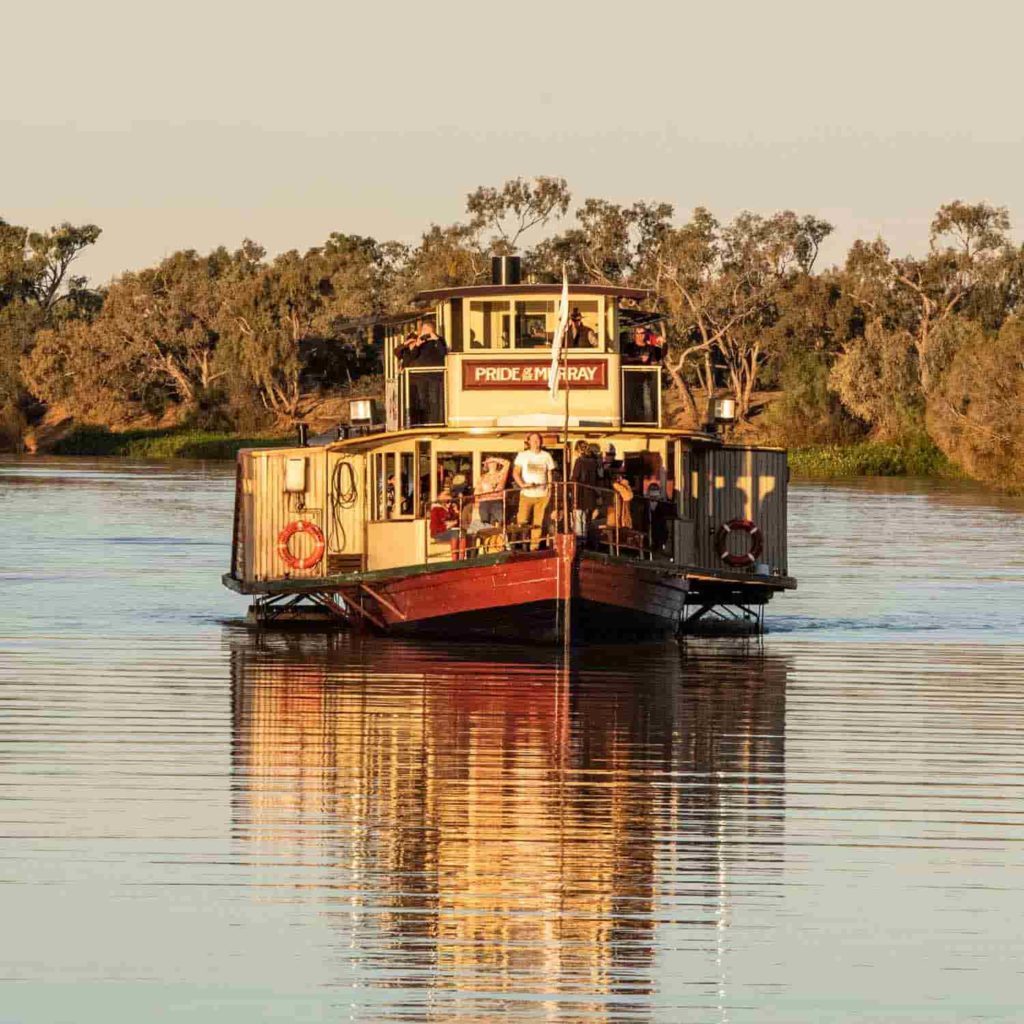 The Pride of the Murray cruises the Thomson River